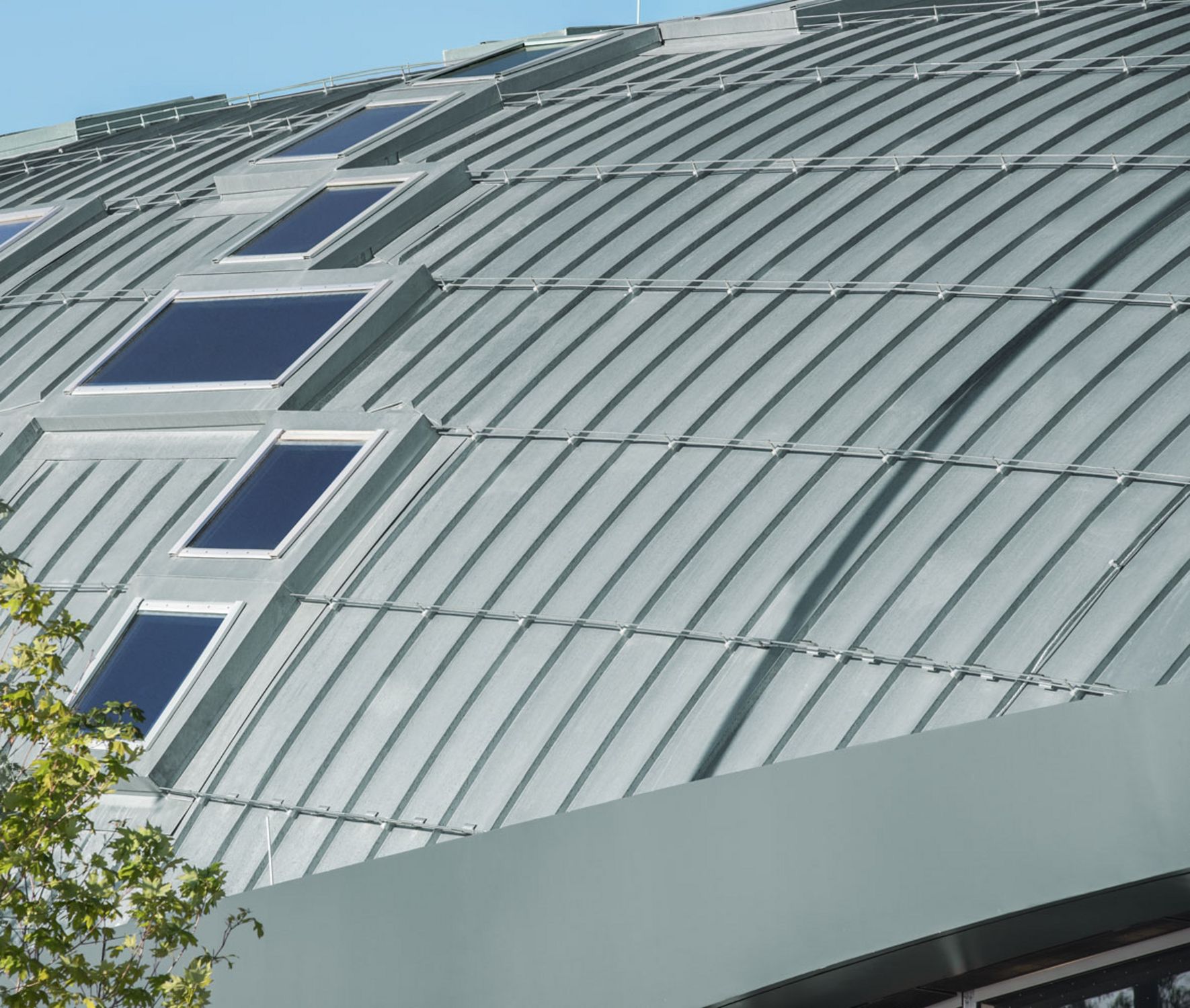 Toiture cintrée en zinc CLASSIC naturel avec fenêtres de toit