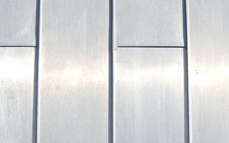 zoom sur du zinc CLASSIC naturel avec trace d'écoulement d'eau visible