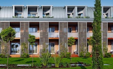 Couverture zinc en joint angulaire cintré du toit d'un hotel