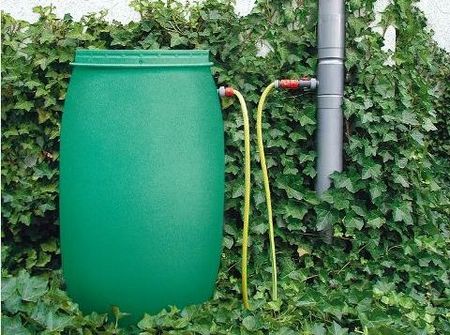 Regen sammeln direkt aus dem Fallrohr mit dem Gardena-Steckanschluss