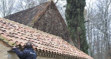 Couverture en tuile avec gouttière en zinc RHEINZINK Couverture en tuile avec gouttière en zinc RHEINZINK