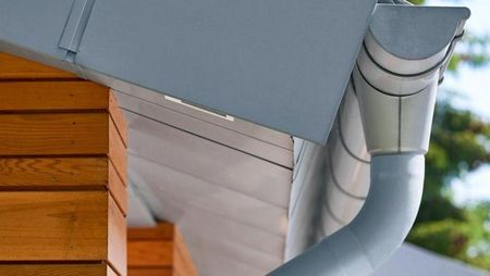Évacuation des eaux pluviales sur maison avec façade bois