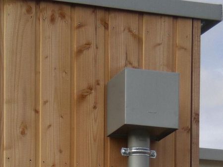 Boite à eau carrée en zinc RHEINZINK sur façade bois