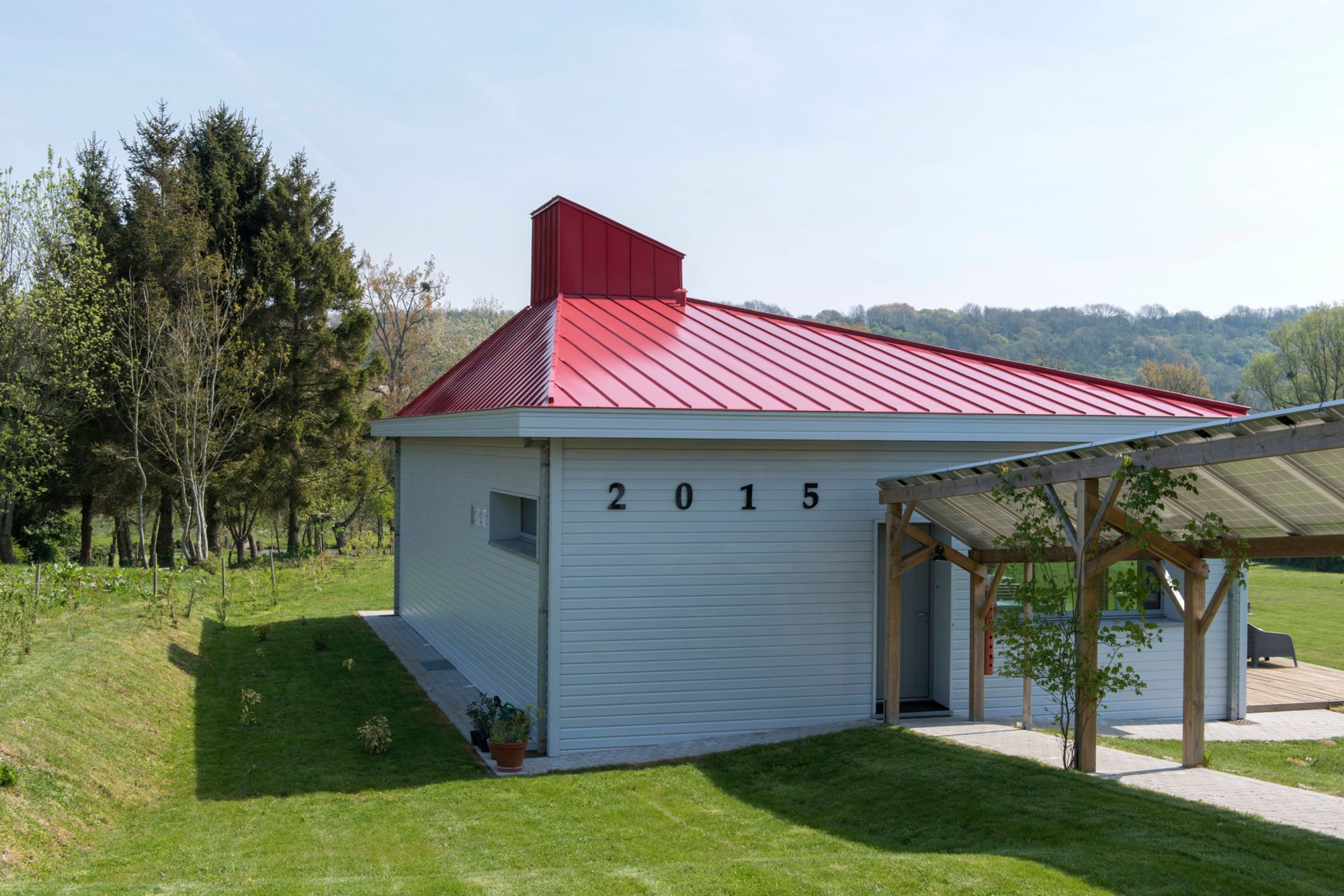 Maison individuelle passive - toit en zinc artCOLOR rouge brique