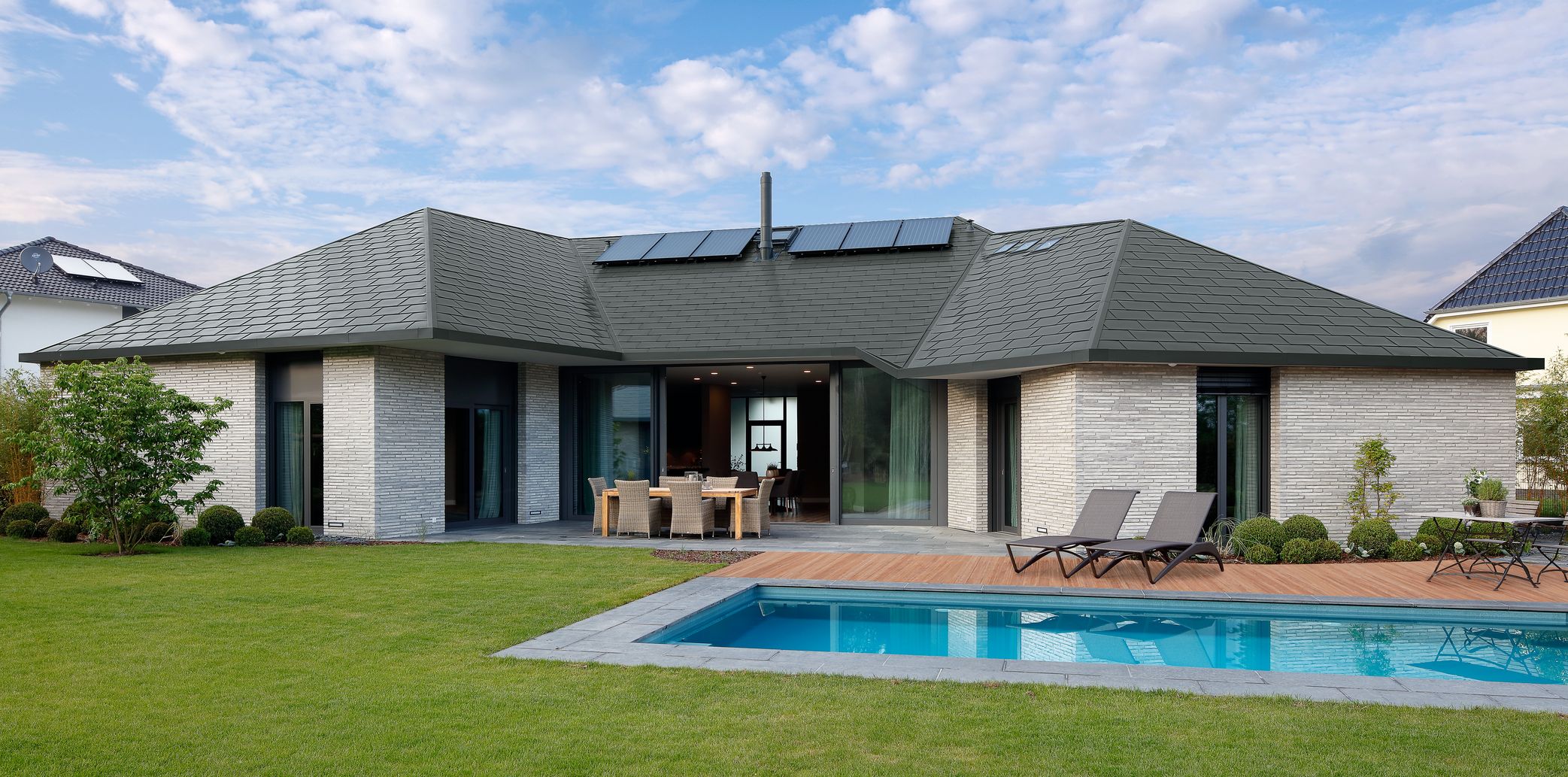 Maison individuelle avec toit zinc en bardeaux