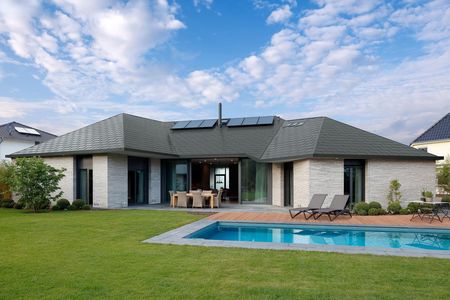 Maison individuelle avec toit zinc en bardeaux