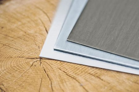 Notre matériau zinc sur du bois