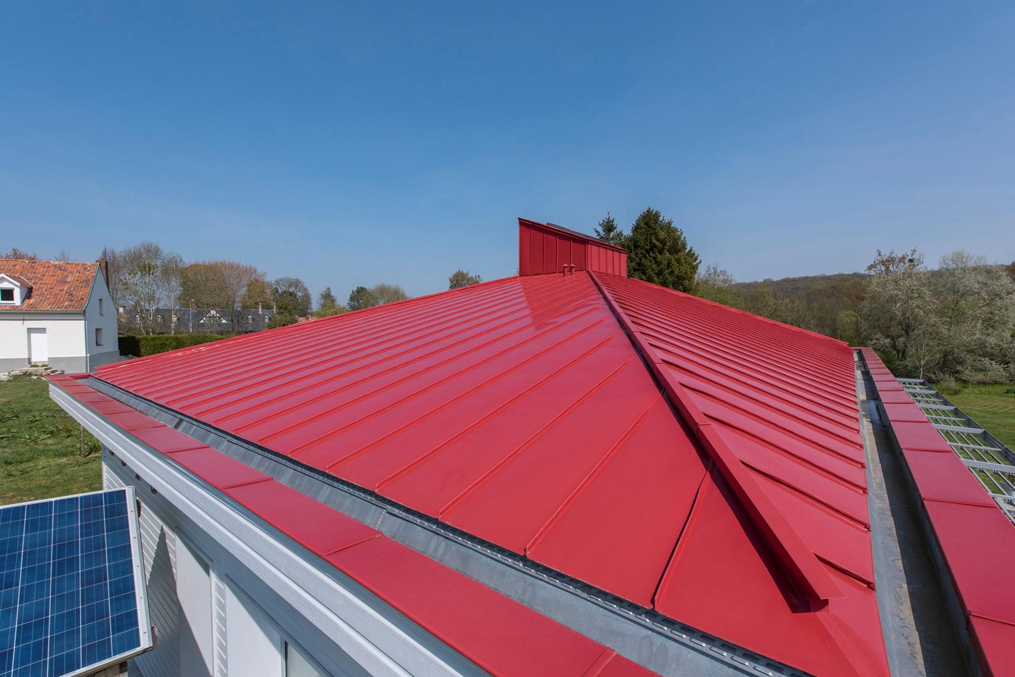 Maison individuelle passive - toit en zinc artCOLOR rouge brique