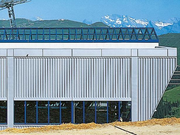 Fassade eines Skilifts mit Trapezprofil
