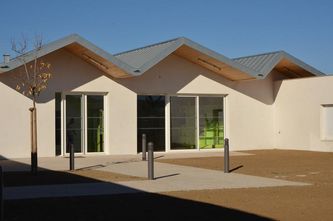 Maison d'enfants à caractère social avec toiture en zinc prépatiné clair