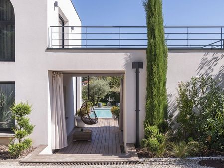Villa avec boite à eau triangulaire de face en GRANUM basalte