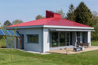 Maison individuelle passive - toit en zinc artCOLOR rouge brique