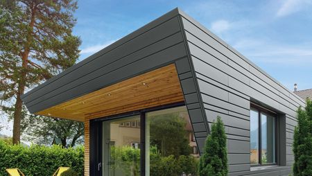 Maison d'été avec bardage en profilé horizontal en zinc prePATINA ardoise