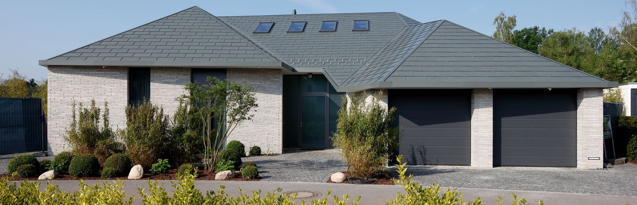 Maison individuelle avec couverture toit zinc en bardeaux