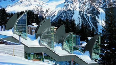 Tschuggen Bergoase toiture zinc prePATINA clair 