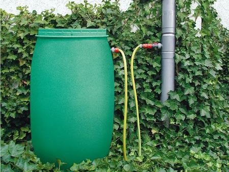 Récupérateur d'eau Gardena installé sur la descente et raccordé à un bidon de stockage
