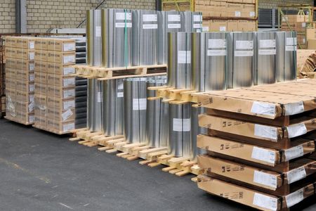 Zinc laminé : bobines et feuilles entreposées