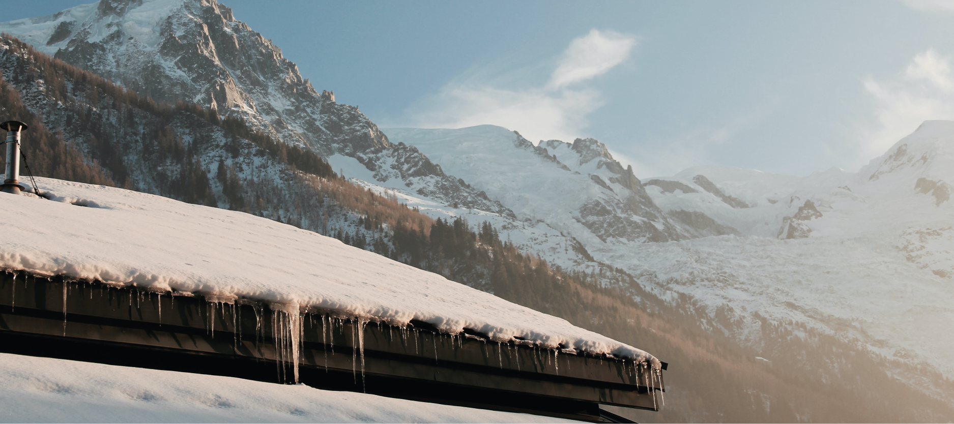 Stalagmites de glace à l'égout d'une toiture