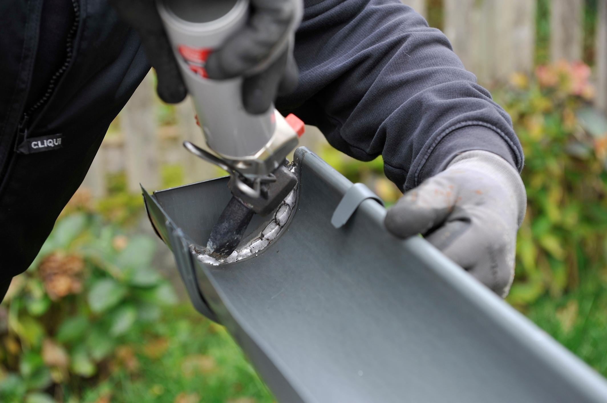 Soudure d'un talon sur une gouttière en zinc