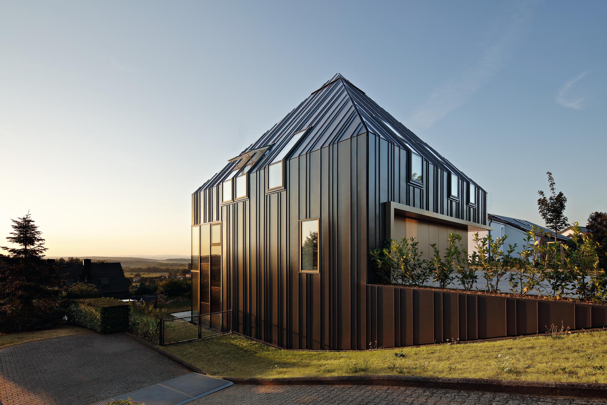 Maison individuelle avec façade et toiture en zinc à joint angulaire