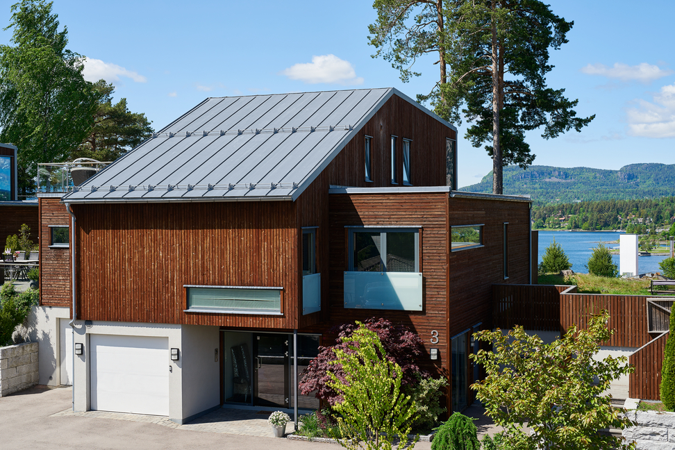 Maison avec façade bois et couverture en zinc à joint debout