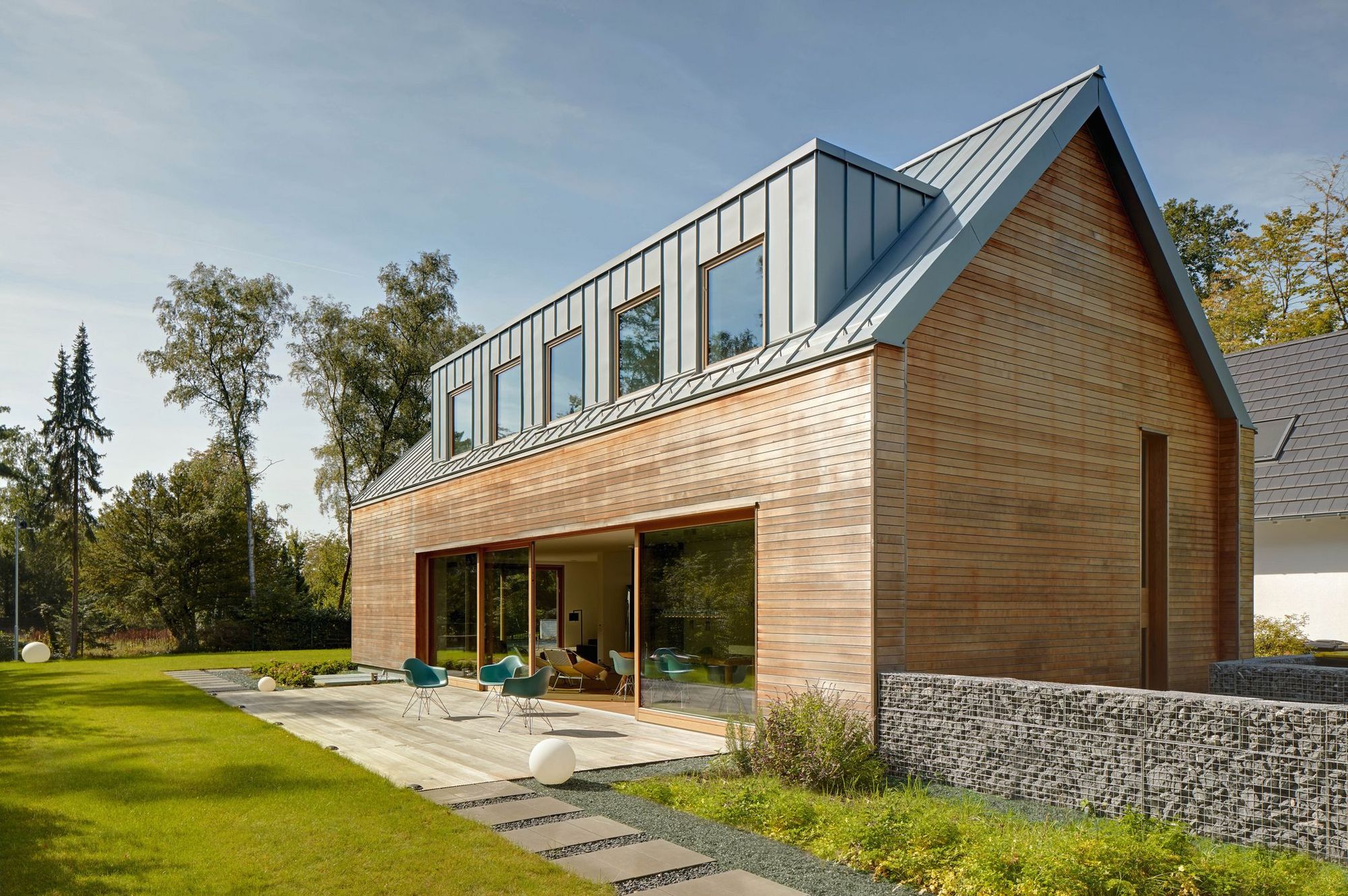Maison indivuelle combinant façade bois et toiture zinc