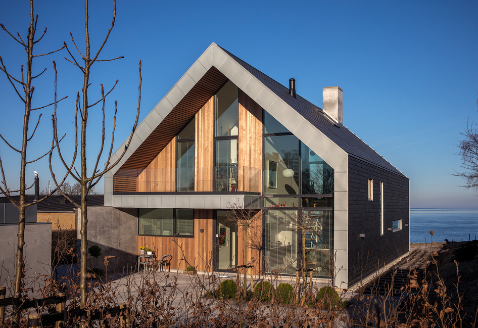Détails architecturaux en zinc prePATINA clair sur une maison individuelle