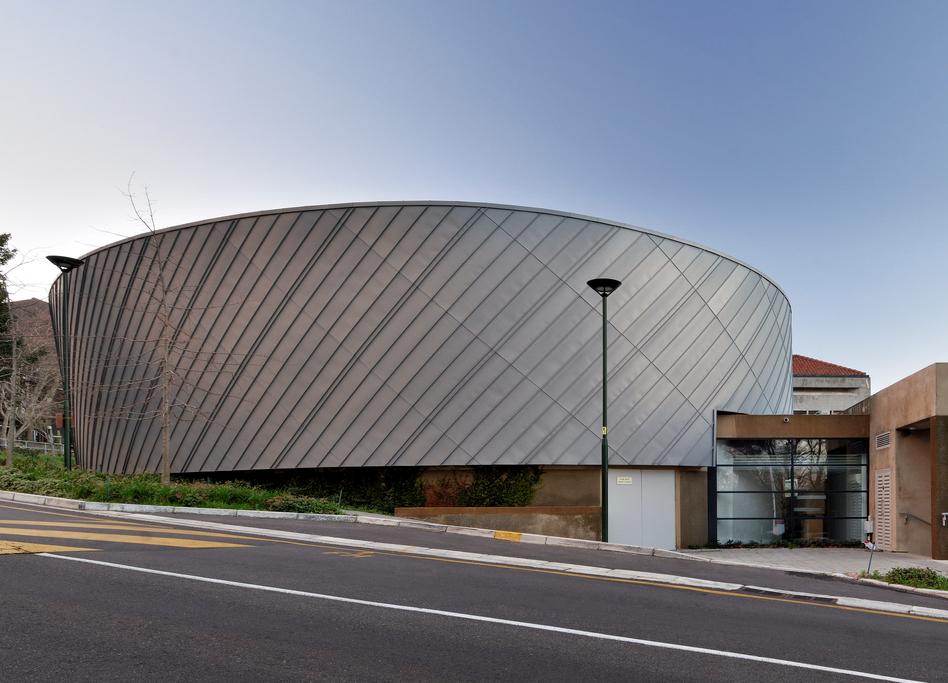 Façade arrondie d'un auditorium en joint angulaire