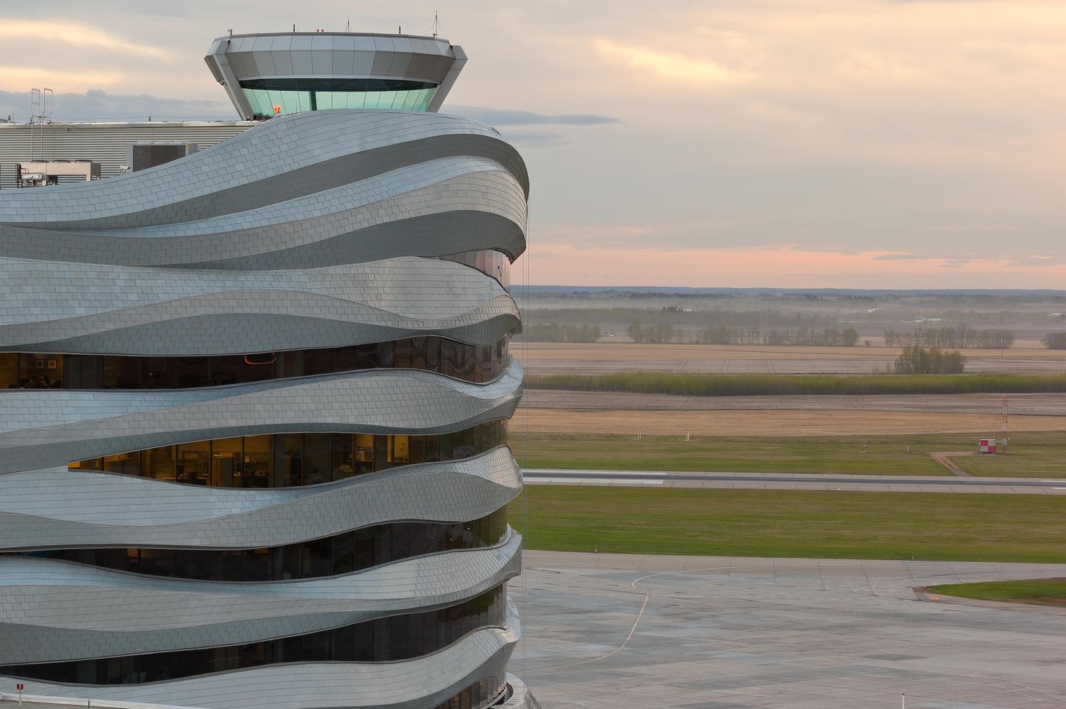 Architecture : façade en zinc de l'aéroport d'Edmonton au Canada