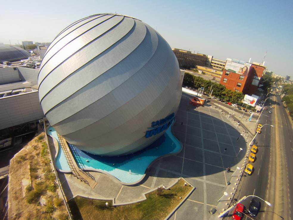 IMAX Theater Cotrocenipark de Bucarest avec une enveloppe arrondie en bardeaux grnad format