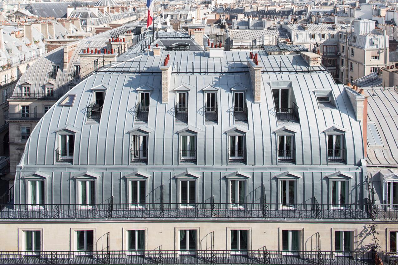 Rénovation de la toiture à tasseau en zinc de l'hôtel Regina 