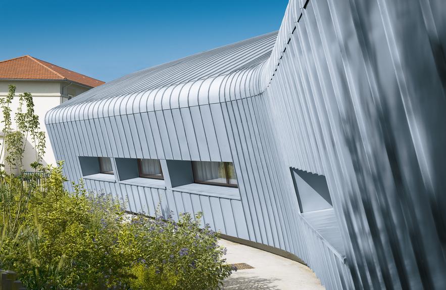 Restaurant scolaire avec façade en zinc prePATINA clair