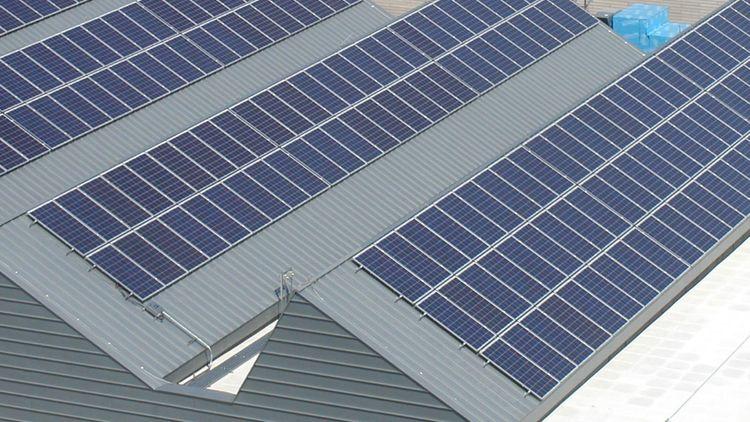 Toit en zinc produisant de l'énergie solaire photovoltaïque